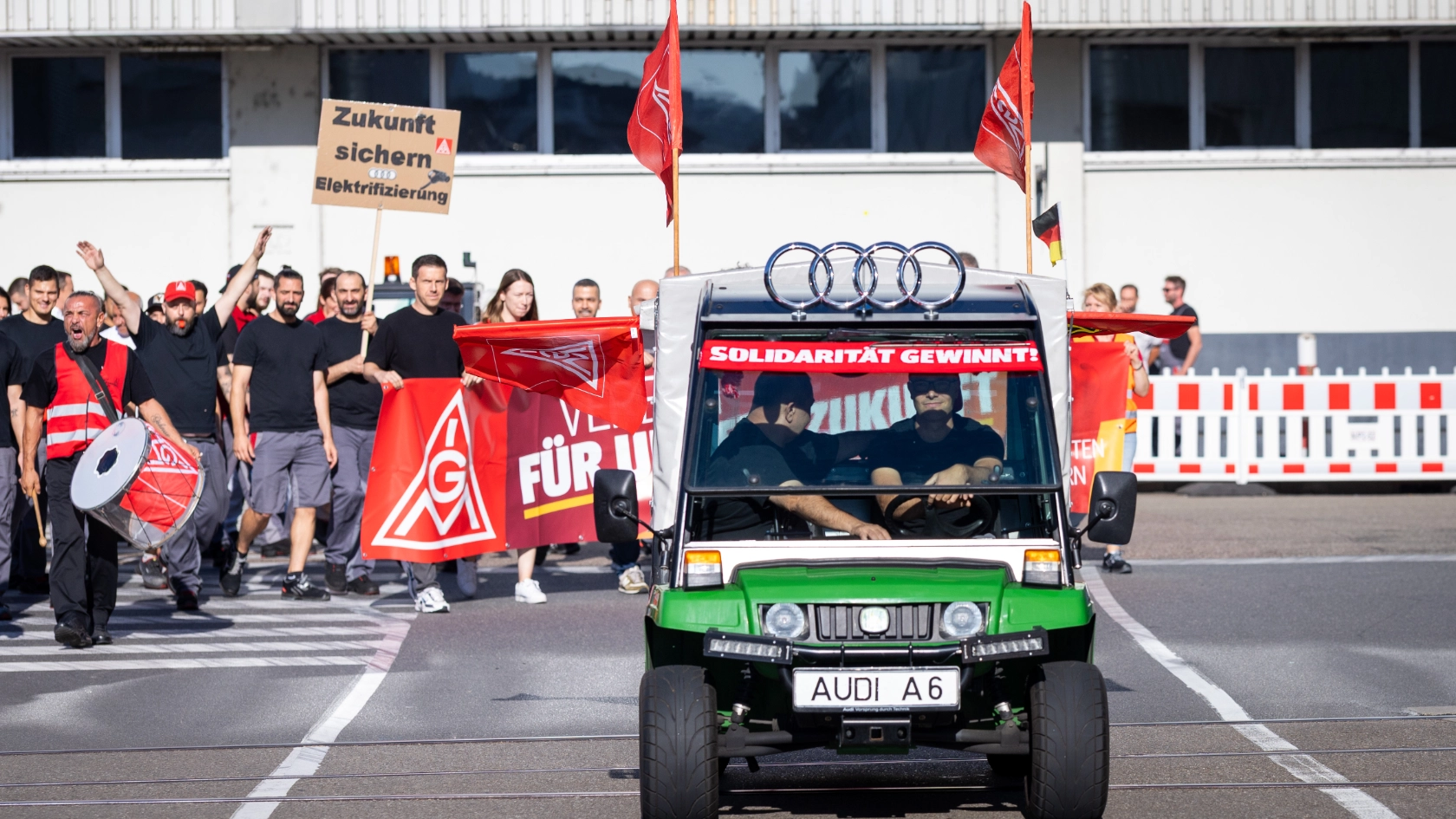 Neckarsulm, Baden-Württemberg, 29.07.2026:Betriebsratsbesprechung bei Audi Neckarsulm. Vor dem Tor 6 haben Betriebsrat und die Gewerkschaft IG Metall eine Kundgebung veranstaltet.Notiz: No model release. Kein Einverständnis für Werbung, keine Weitergabe an Dritte.