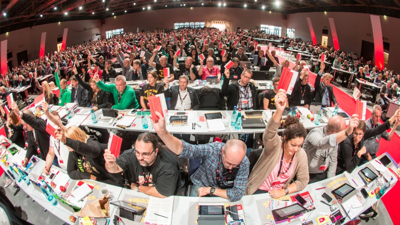Delegierte des Gewerkschaftstags 2015 der IG Metall stimmen über einen Antrag ab