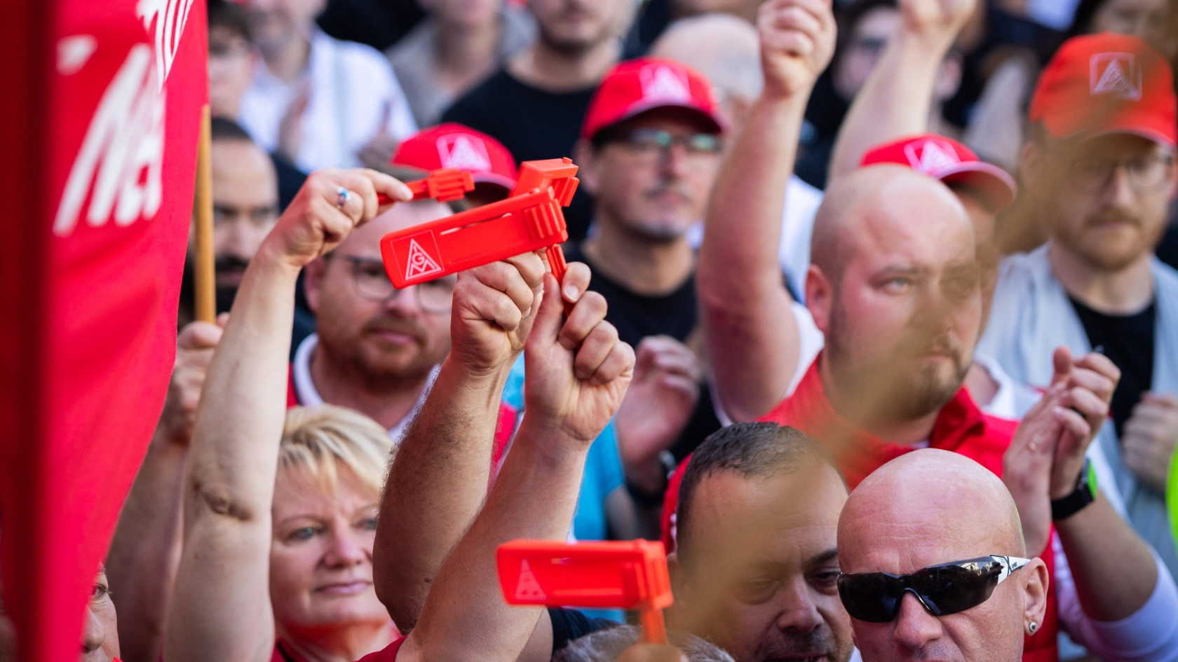 Neckarsulm, Baden-Württemberg, 29.07.2026:Betriebsratsbesprechung bei Audi Neckarsulm. Vor dem Tor 6 haben Betriebsrat und die Gewerkschaft IG Metall eine Kundgebung veranstaltet.Notiz: No model release. Kein Einverständnis für Werbung, keine Weitergabe an Dritte.