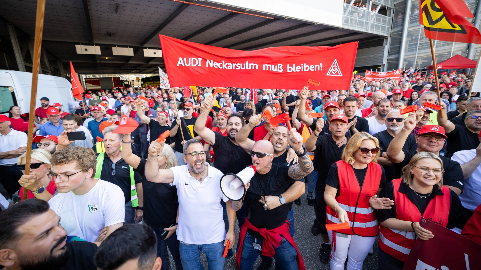 Neckarsulm, Baden-Württemberg, 29.07.2026:Betriebsratsbesprechung bei Audi Neckarsulm. Vor dem Tor 6 haben Betriebsrat und die Gewerkschaft IG Metall eine Kundgebung veranstaltet.Notiz: No model release. Kein Einverständnis für Werbung, keine Weitergabe an Dritte.
