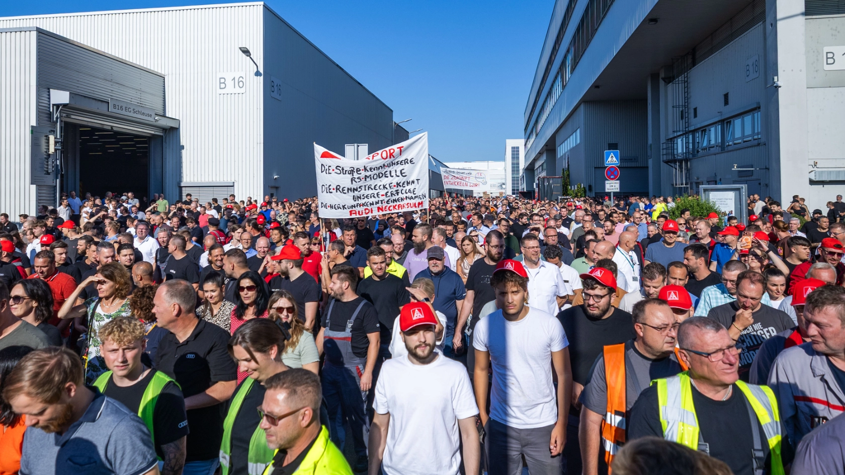 Neckarsulm, Baden-Württemberg, 29.07.2026:Betriebsratsbesprechung bei Audi Neckarsulm. Vor dem Tor 6 haben Betriebsrat und die Gewerkschaft IG Metall eine Kundgebung veranstaltet.Notiz: No model release. Kein Einverständnis für Werbung, keine Weitergabe an Dritte.