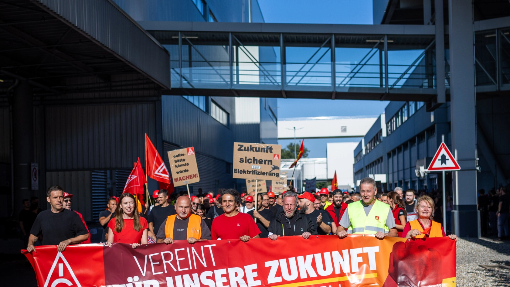 Neckarsulm, Baden-Württemberg, 29.07.2026:Betriebsratsbesprechung bei Audi Neckarsulm. Vor dem Tor 6 haben Betriebsrat und die Gewerkschaft IG Metall eine Kundgebung veranstaltet.Notiz: No model release. Kein Einverständnis für Werbung, keine Weitergabe an Dritte.