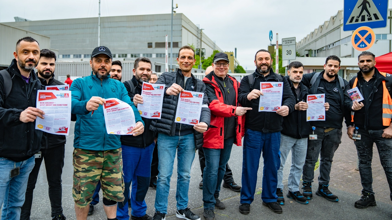 Inflationsausgleichsprämie auch für Leihbeschäftigte: Aktion bei Mercedes in Düsseldorf.