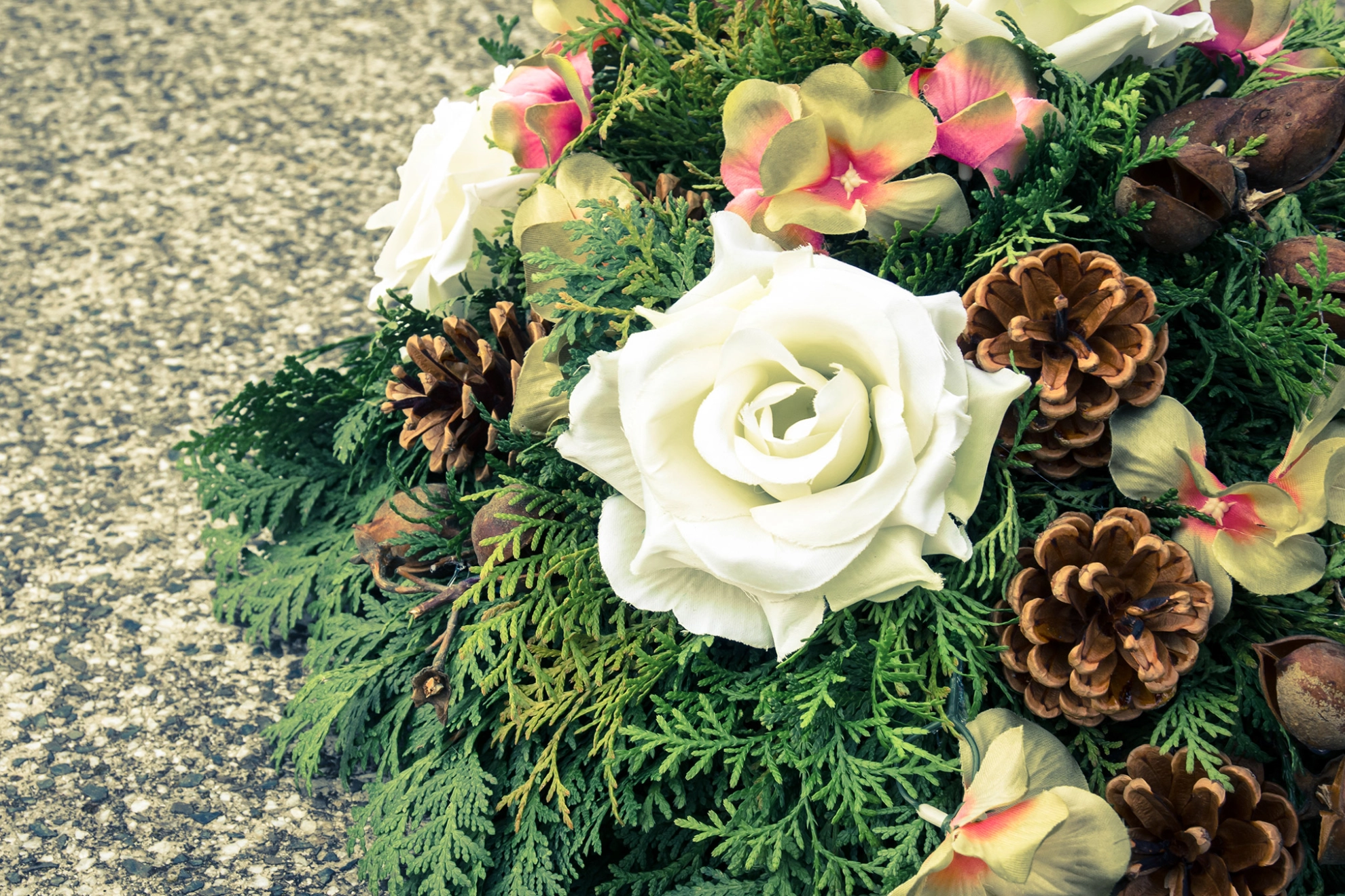 Blumenkranz liegt am Boden