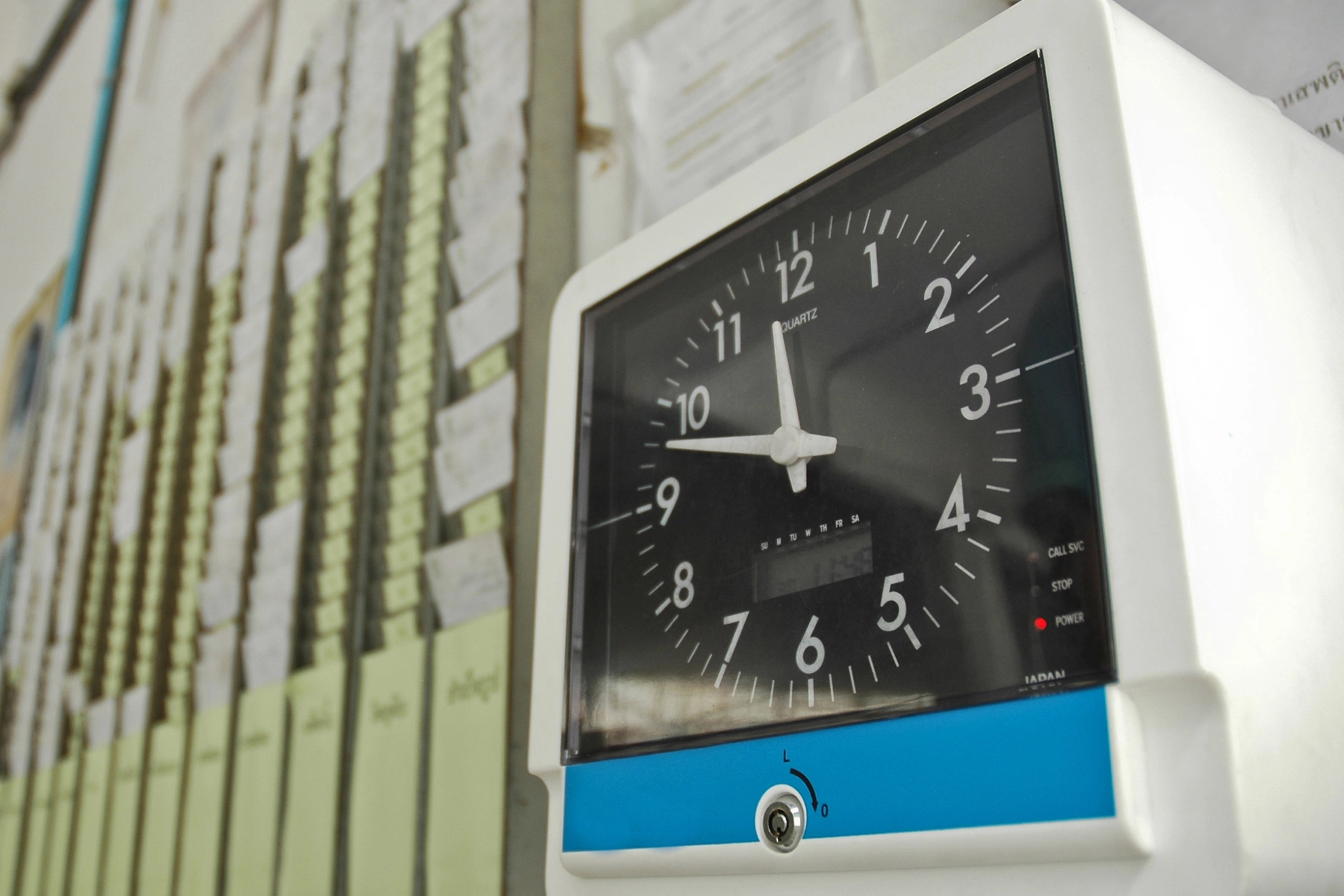 Stempeluhr in einer Werkshalle