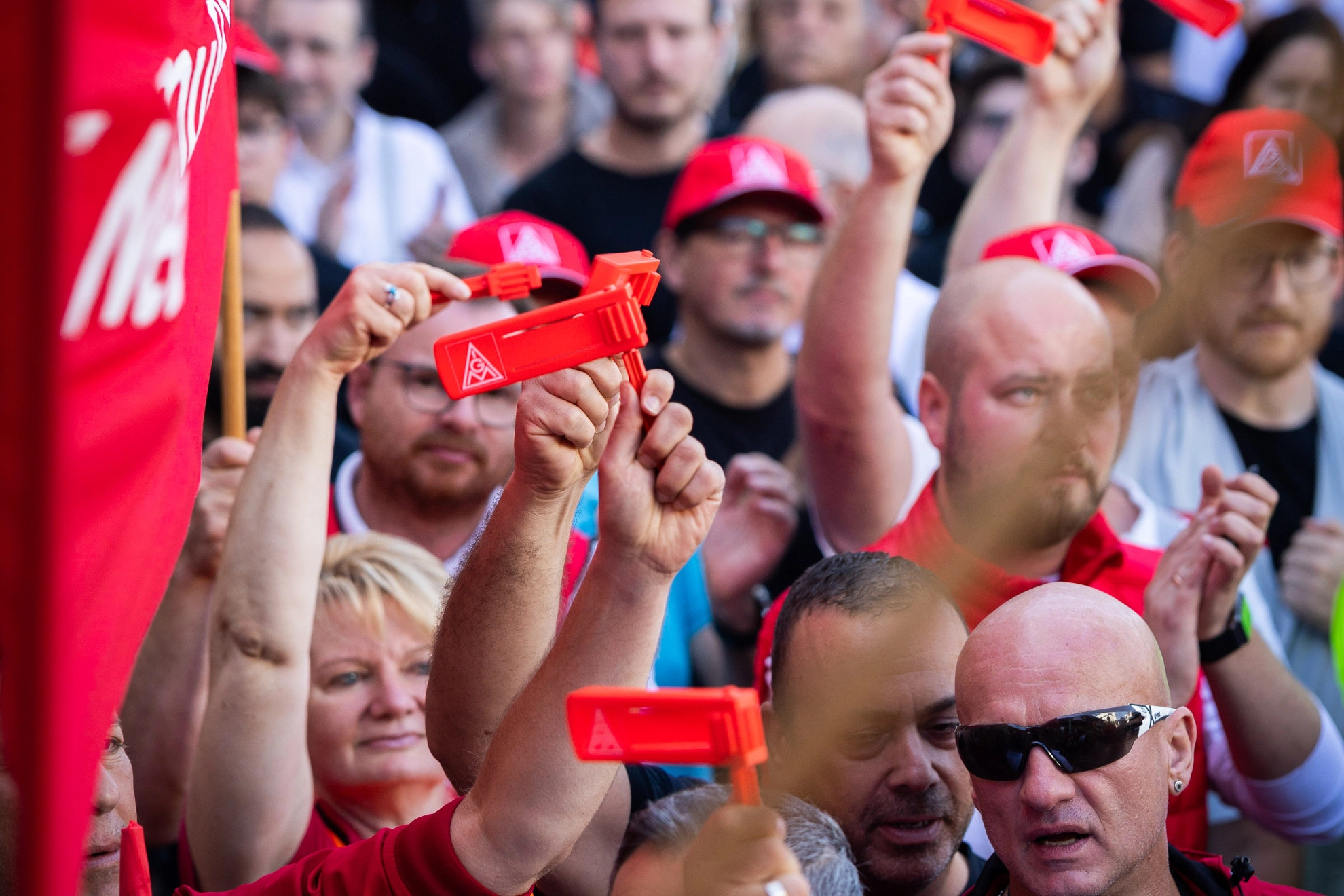 Neckarsulm, Baden-Württemberg, 29.07.2026:Betriebsratsbesprechung bei Audi Neckarsulm. Vor dem Tor 6 haben Betriebsrat und die Gewerkschaft IG Metall eine Kundgebung veranstaltet.Notiz: No model release. Kein Einverständnis für Werbung, keine Weitergabe an Dritte.