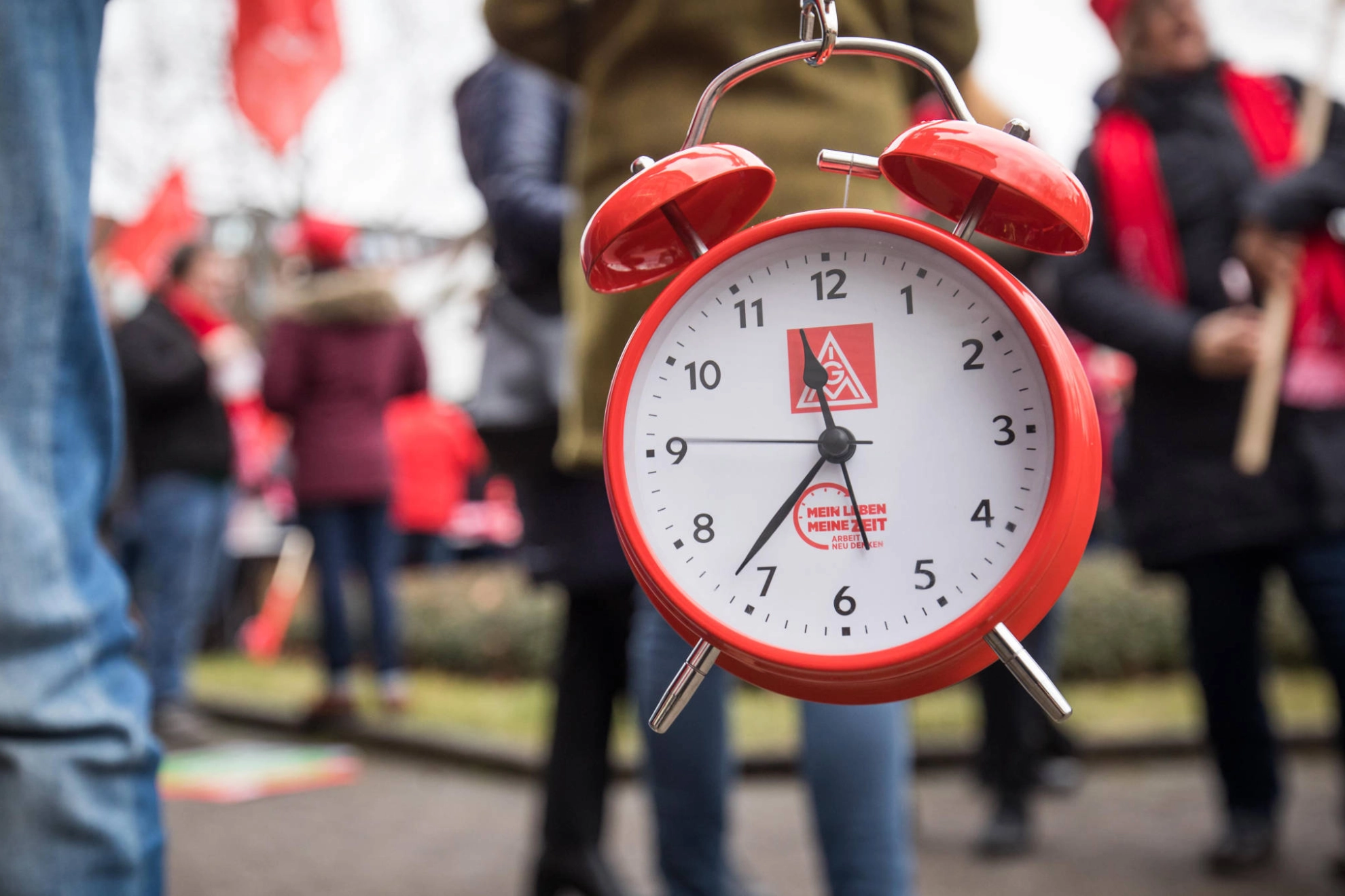 Ein roter Wecker.