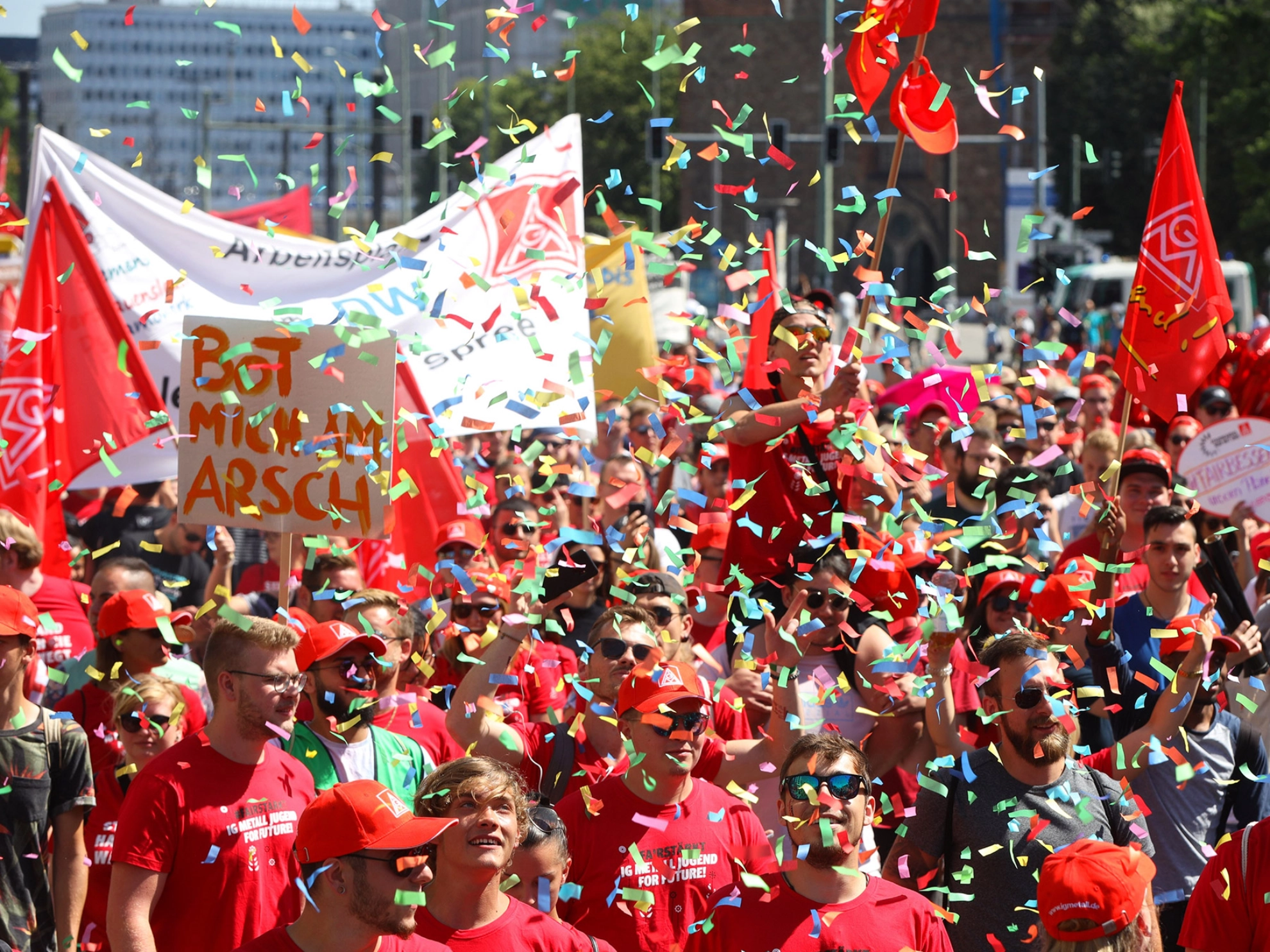Demonstration von Metallerinnen und Metallern bei der FairWandel-Demo in Berlin im Juni 2019.