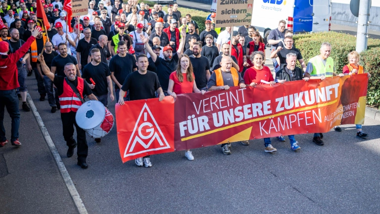 Neckarsulm, Baden-Württemberg, 29.07.2026:Betriebsratsbesprechung bei Audi Neckarsulm. Vor dem Tor 6 haben Betriebsrat und die Gewerkschaft IG Metall eine Kundgebung veranstaltet.Notiz: No model release. Kein Einverständnis für Werbung, keine Weitergabe an Dritte.
