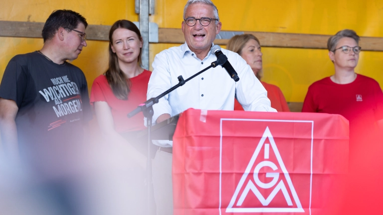 Neckarsulm, Baden-Württemberg, 29.07.2026:Betriebsratsbesprechung bei Audi Neckarsulm. Vor dem Tor 6 haben Betriebsrat und die Gewerkschaft IG Metall eine Kundgebung veranstaltet.Notiz: No model release. Kein Einverständnis für Werbung, keine Weitergabe an Dritte.