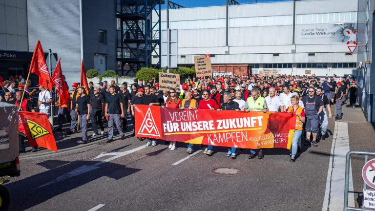 Neckarsulm, Baden-Württemberg, 29.07.2026:Betriebsratsbesprechung bei Audi Neckarsulm. Vor dem Tor 6 haben Betriebsrat und die Gewerkschaft IG Metall eine Kundgebung veranstaltet.Notiz: No model release. Kein Einverständnis für Werbung, keine Weitergabe an Dritte.
