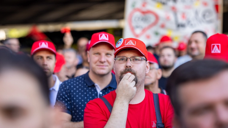 Neckarsulm, Baden-Württemberg, 29.07.2026:Betriebsratsbesprechung bei Audi Neckarsulm. Vor dem Tor 6 haben Betriebsrat und die Gewerkschaft IG Metall eine Kundgebung veranstaltet.Notiz: No model release. Kein Einverständnis für Werbung, keine Weitergabe an Dritte.