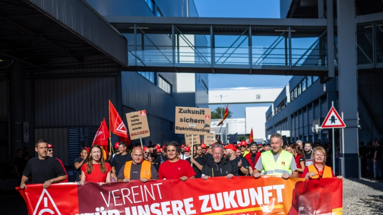 Neckarsulm, Baden-Württemberg, 29.07.2026:Betriebsratsbesprechung bei Audi Neckarsulm. Vor dem Tor 6 haben Betriebsrat und die Gewerkschaft IG Metall eine Kundgebung veranstaltet.Notiz: No model release. Kein Einverständnis für Werbung, keine Weitergabe an Dritte.
